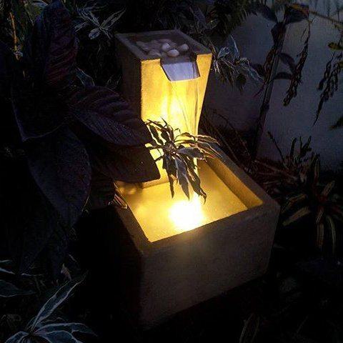 fuente moderna con luz amarilla para un interesane mood en la oscuridad