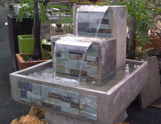 fuente de agua con piedras. Torres y cascadas anchas para amplia caida de agua.