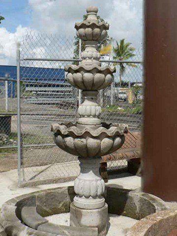 fuente tradicional mediana de piedra