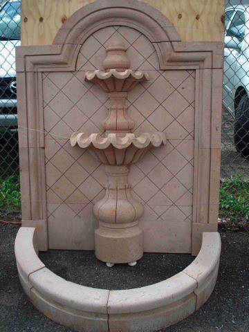 fuente de pared tradicional en piedra