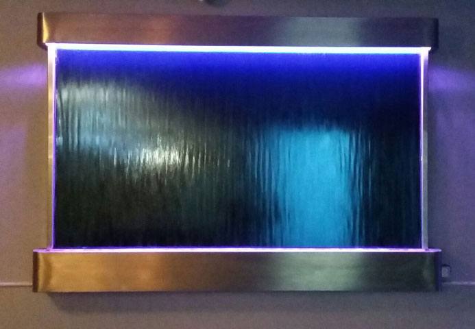 fuente moderna de pared con luz azul para interior de negocio o hogar