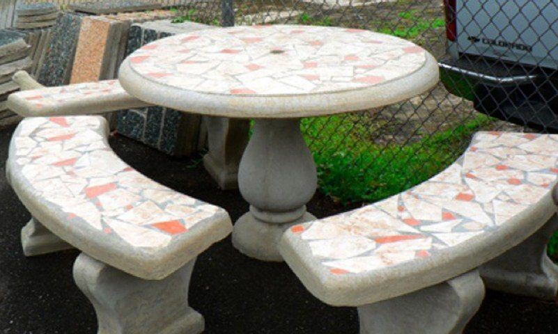 mesa y bancos con mosaicos de colores barro