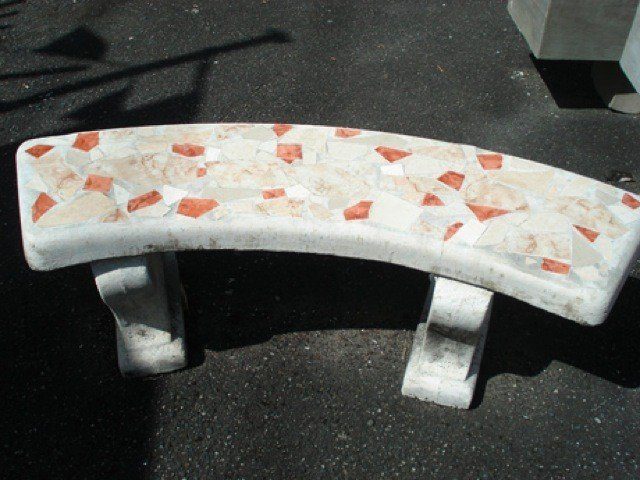 banco de mesa con mosaicos para su patio