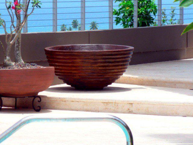 tiesto bowl gigante pintado para un look moderno en su patio